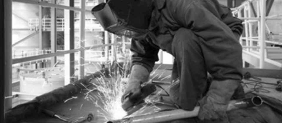 Sam métallier ferronnier travaille le métal sur un chantier à Nice